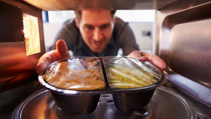 Este bine să gătim mâncarea la cuptorul cu microunde?