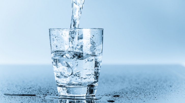 Apa minerală poate agrava mai multe boli. Iată în ce situații este contraindicată