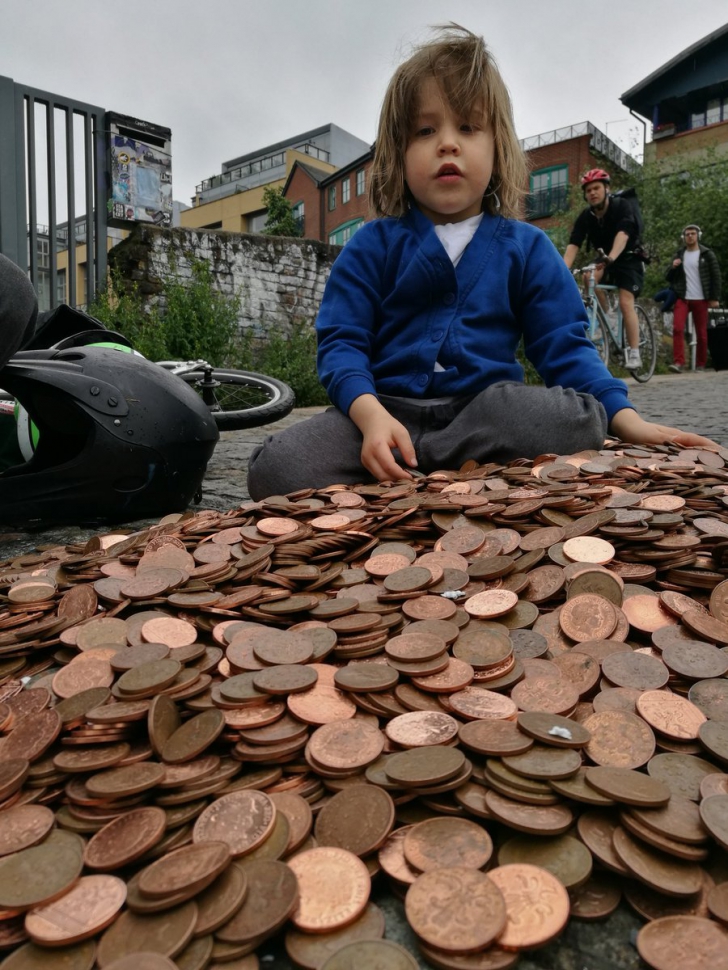 Au lăsat 15.000 de monede pe un pod. Reacţia trecătorilor întrece orice aşteptări!