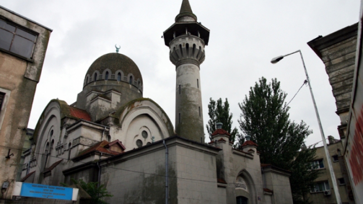 Incendiu la Marea Moschee din Constanţa, după ce a fost lovită de un fulger