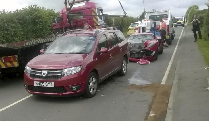 Aproape ireal! Accident cumplit petrecut pe autostradă. Un bolid distrus de o Dacia Logan 