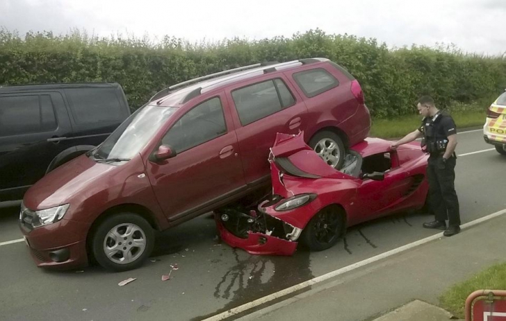 Aproape ireal! Accident cumplit petrecut pe autostradă. Un bolid distrus de o Dacia Logan 