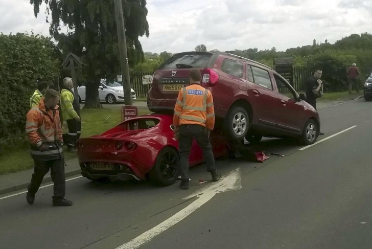 Aproape ireal! Accident cumplit petrecut pe autostradă. Un bolid distrus de o Dacia Logan 