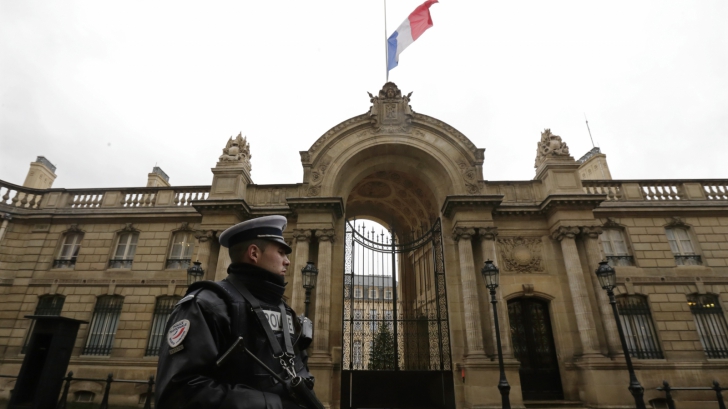 Alertă la Paris! Un suspect a murit după ce a încercat să atace forțele de ordine