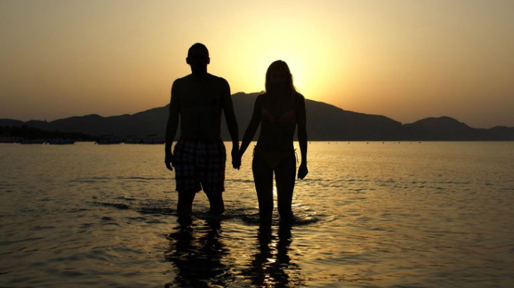 O poză cu un cuplu pe plajă a devenit virală pe Internet. Motivul este surprinzător