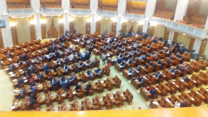 Moţiunea de cenzură a PSD a strâns 222 de semnături, cu 11 mai puțin decât e nevoie să cadă Guvernul