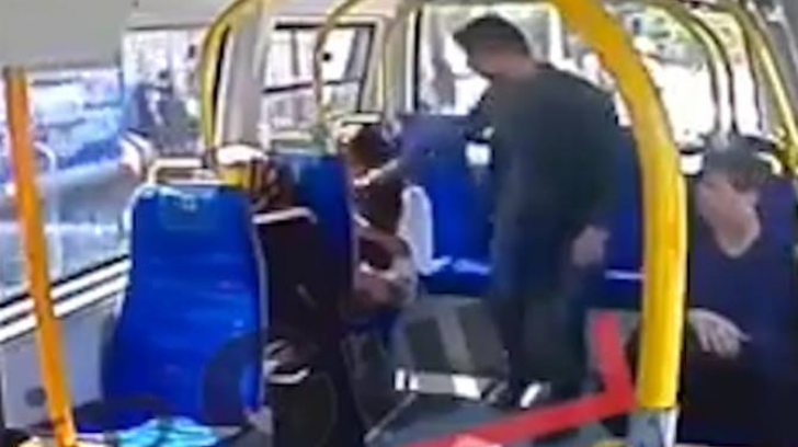 O femeie a fost lovită cu bestialitate de un bărbat necunoscut în autobuz. Motivul este ŞOCANT