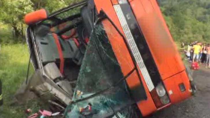 Autocar cu 37 de pasageri, răsturnat pe drumul dintre Râşnov şi Pârâul Rece: 17 răniţi grav