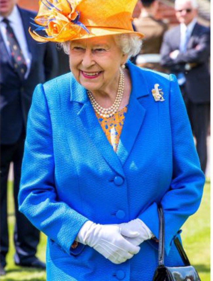 De ce Regina Angliei poartă bani în poșetă doar o zi pe săptămână