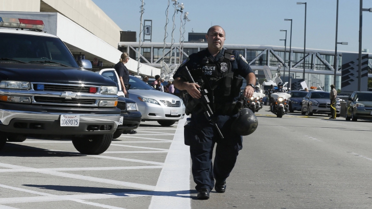Un aeroport din Michigan a fost evacuat! Un poliţist a fost atacat cu un cuţit