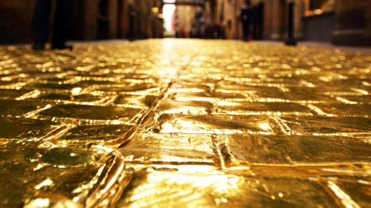 Oraşul din România în care străzile sunt pavate cu aur
