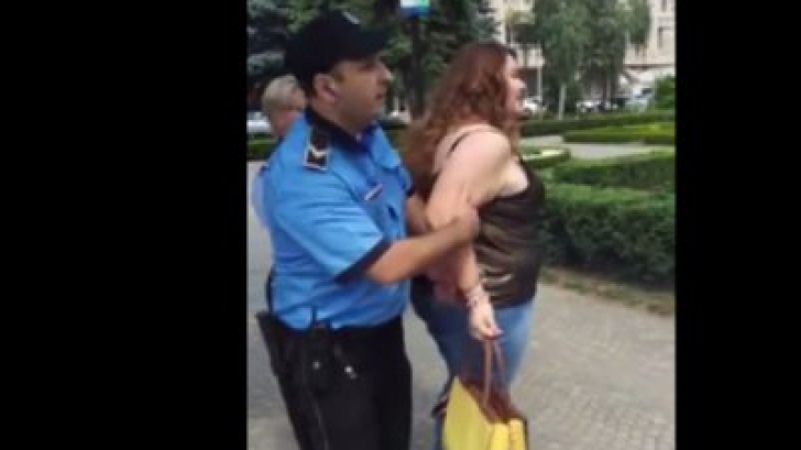 Oamenii, revoltaţi  - ce a păţit o tânără din Ploieşti prinsă de controlori fără bilet - VIDEO 