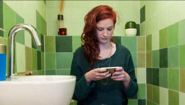 Ce se întâmplă dacă mergi cu telefonul în baie. Este mai grav decât îţi imaginezi