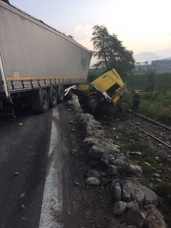 Accident GRAV în Vâlcea: TIR răsturnat pe calea ferată! Traficul rutier și feroviar, reluat