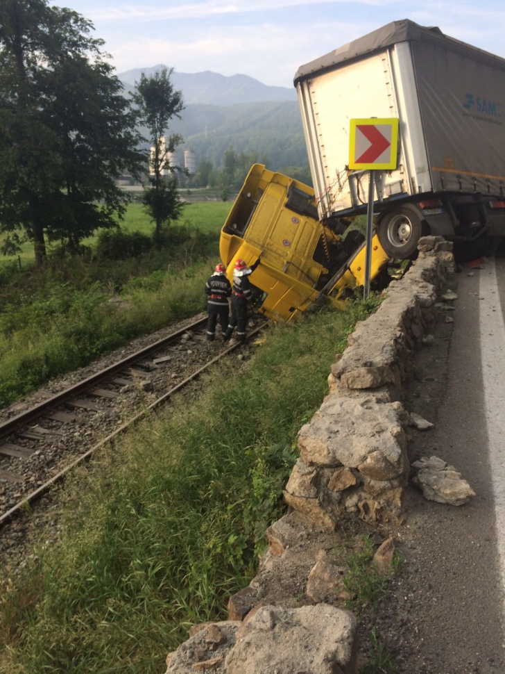 Accident GRAV în Vâlcea: TIR răsturnat pe calea ferată! Traficul rutier și feroviar, reluat