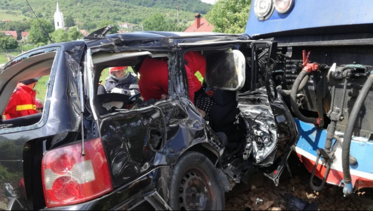 Mașină spulberată de tren în Bistrița: 4 morți și un rănit în stare gravă