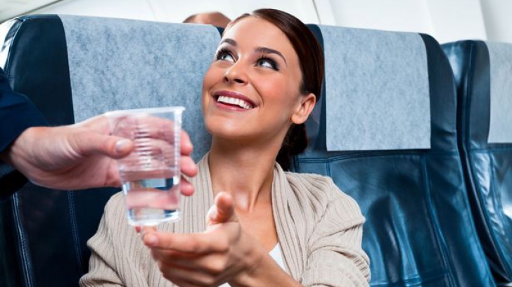 Motivul pentru care nu ar trebui să bei niciodată apă în avion