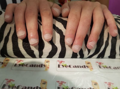 I-a cerut manichiuristei un model simplu. Rezultatul - cea mai urâtă manichiură, pentru 180 de lei