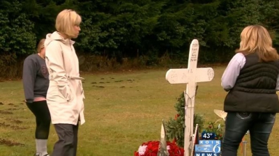A găsit o femeie la mormântul fiului ei. Când a aflat cine e, a început să PLÂNGĂ