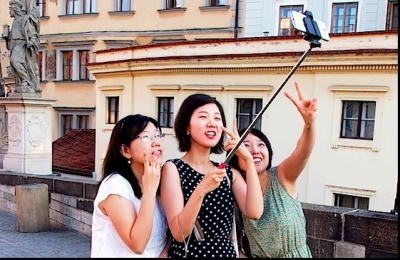 Oraşul european în care SELFIE STICK-urile sunt interzise. E o destinaţie populară pentru români