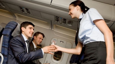 Toate stewardesele urăsc să facă asta! Băutura care le dă bătăi de cap în timpul zborului
