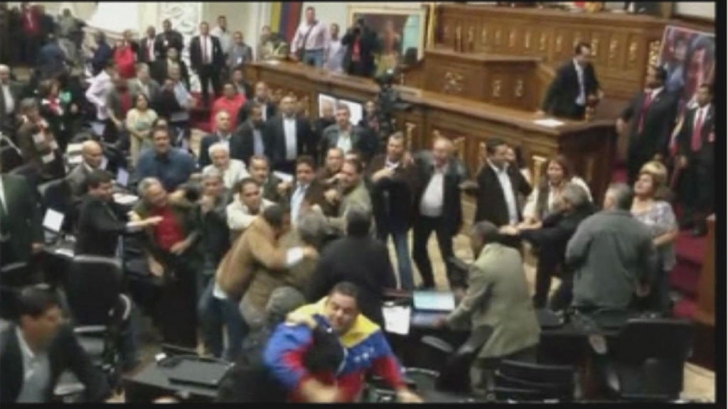 Alertă într-o țară din America de Sud! Cetățenii au lansat un atac asupra parlamentului