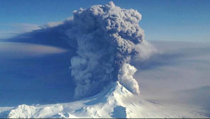 Alertă aviatică după ce un vulcan a ERUPT: norul de fum se ridică la 9 km deasupra mării