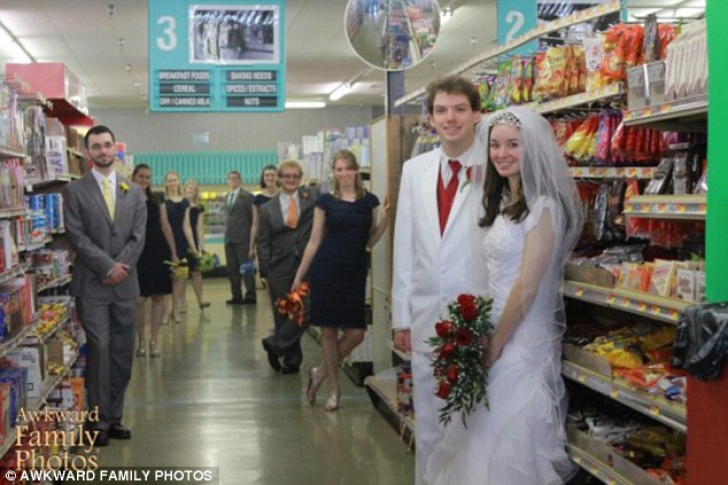 AŞA NU! Cele mai bizare fotografii cu domnişoare de onoare. Au ruinat nunta!