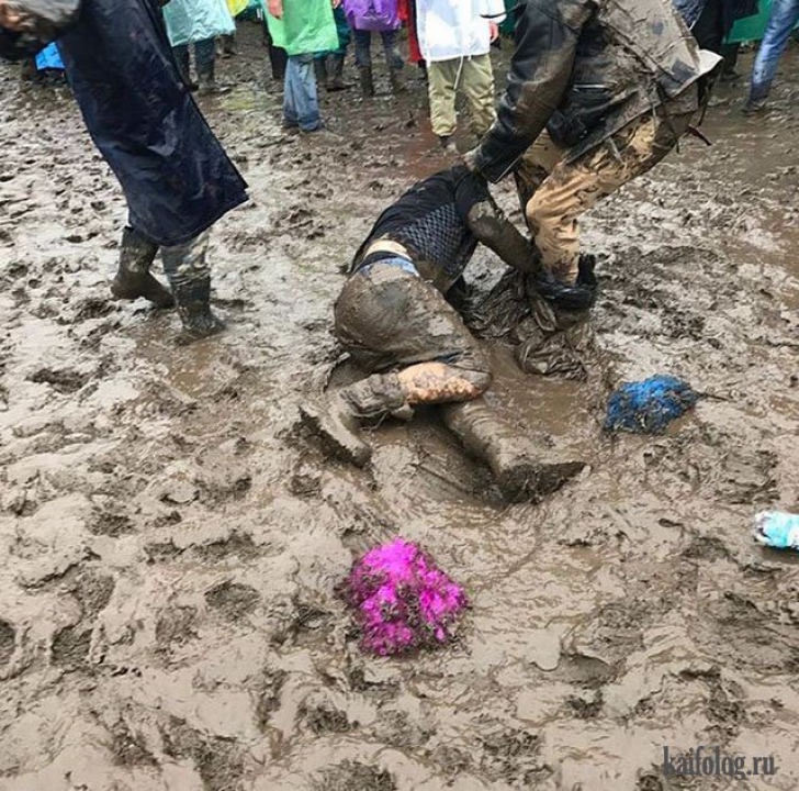 Fotografii NEBUNE:cum arată un festival de muzică din Rusia,inundat de noroi?Petrecerea a continuat