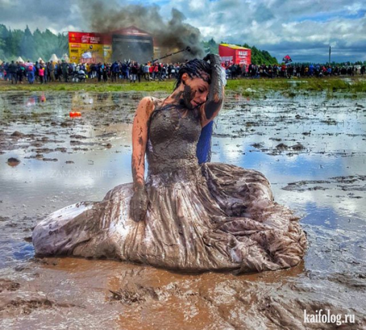 Fotografii NEBUNE:cum arată un festival de muzică din Rusia,inundat de noroi?Petrecerea a continuat