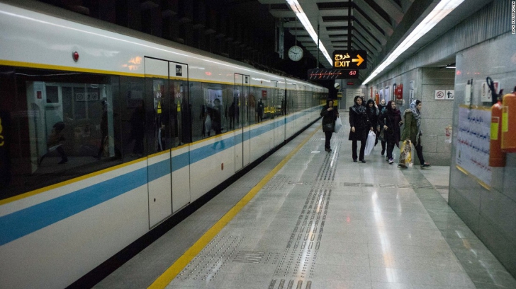 Atac cu cuţitul la metroul din Teheran. Autorul a fost lichidat de poliţişti