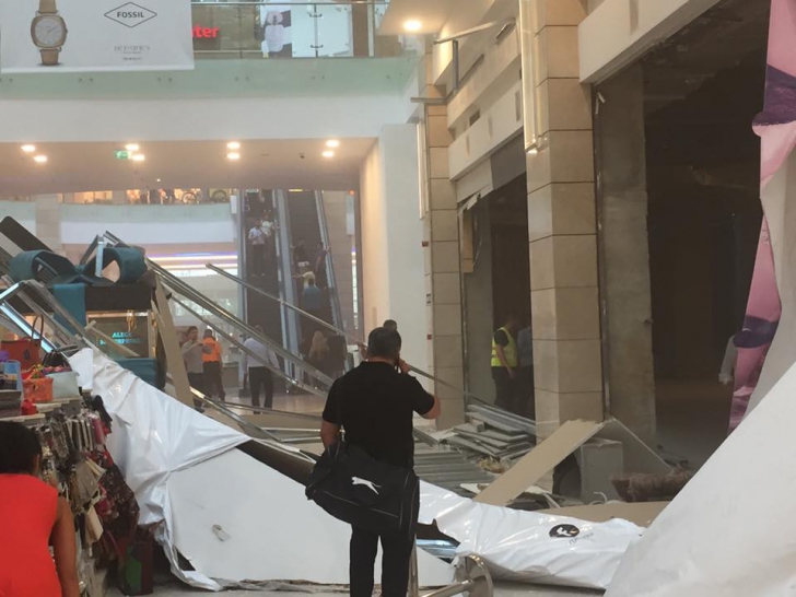 Incident într-un mall din București! Un perete fals s-a prăbușit