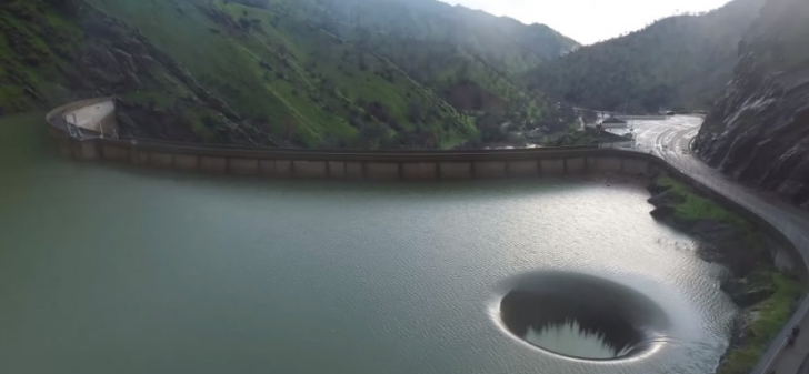 A văzut o gaură imensă în mijlocul lacului. A filmat cu drona ce se întâmpla acolo şi e uluitor