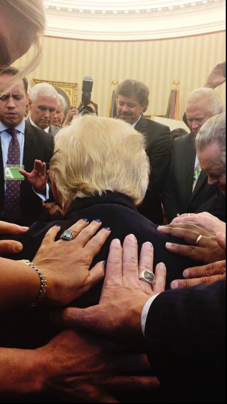 Fotografia senzaţională cu Trump în Biroul Oval. Face deliciul internetului!