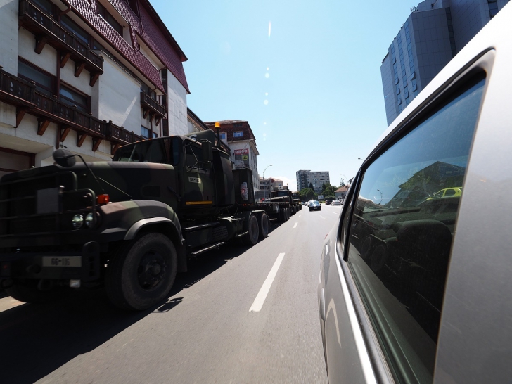 Camion NATO, implicat într-un accident într-un sens giratoriu din Sibiu