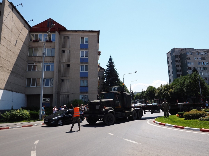Camion NATO, implicat într-un accident într-un sens giratoriu din Sibiu