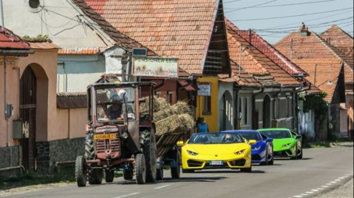 Imaginea VIRALĂ pe internet: trei bolizi de lux, în coloană după un tractor cu fân, în Sibiu