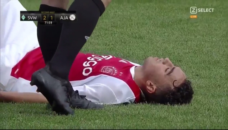 Imagini șocante! Un fotbalist de 20 de ani s-a prăbușit pe teren. Colegii au început să plângă