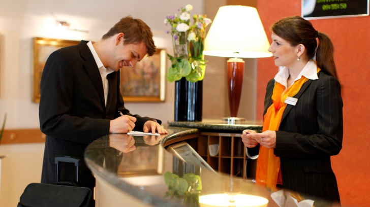 O recepţioneră de hotel face dezvăluiri şocante! Ce fac angajatele fără ca turiştii să ştie