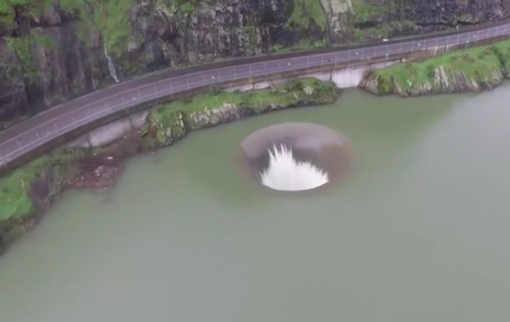 A văzut o gaură imensă în mijlocul lacului. A filmat cu drona ce se întâmpla acolo şi e uluitor
