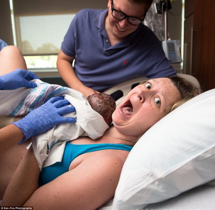 Cum reacţionează o mamă atunci când îşi vede bebeluşul pentru prima dată: E prima dată când văd asta