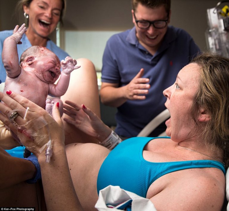 Cum reacţionează o mamă atunci când îşi vede bebeluşul pentru prima dată: E prima dată când văd asta