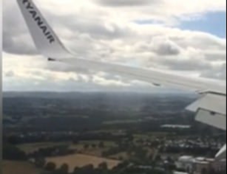Momente de panică la aterizarea unei curse Ryanair. Pasagerii au fost aruncați VIDEO