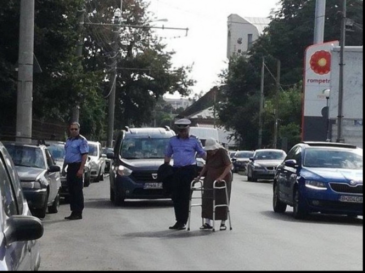 Jos pălăria! Gestul extraordinar al unui poliţist din Prahova: a oprit circulaţia şi...