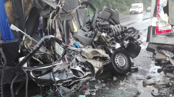 Accident grav în Ungaria, între un microbuz şi un TIR: Trei români au murit, şase sunt răniţi