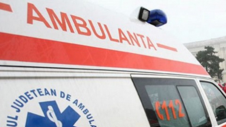 IMPACT VIOLENT între o ambulanţă şi un autoturism: doi morţi, trei răniţi