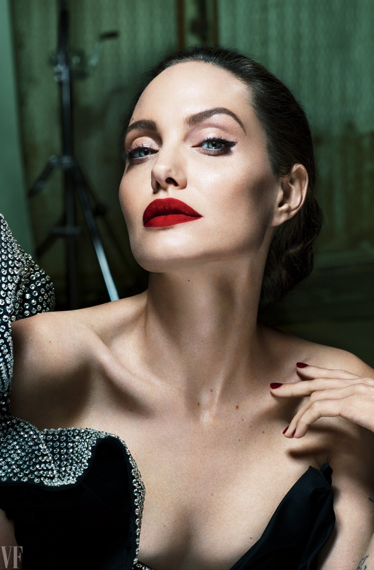Angelina Jolie vorbeşte, în premieră, despre viaţa de după divorţ. Pictorial SPECTACULOS!