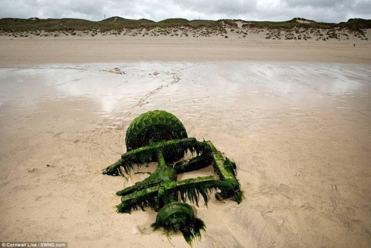 Apariţie ULUITOARE pe o plajă - un bolid îngropat în nisip a ieşit la lumină după 30 de ani 