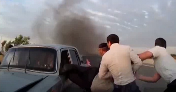Azerbaidjean, salvare extremă dintr-o mașină în flăcări