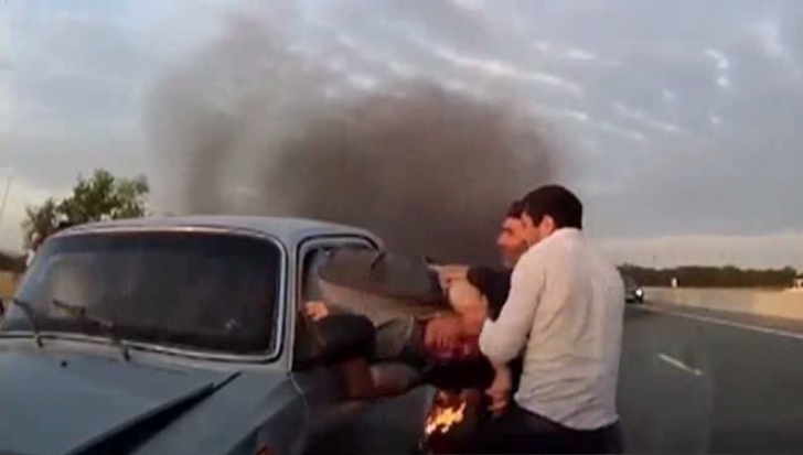 Azerbaidjean, salvare extremă dintr-o mașină în flăcări